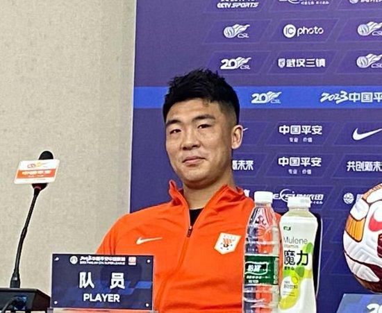 阿斯：马科斯-阿隆索将接受手术治疗背部不适，预计三月初回归阿斯报称，巴萨医疗服务团队已经说服阿隆索接受手术治疗，他预计伤停两个月时间，目前球员正在等待确认手术日期。